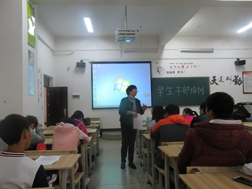 党总支副书记缪应纯对员工干部进行指导_副本.jpg