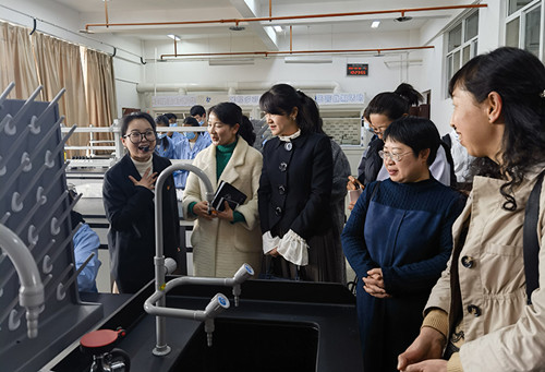 为教师们讲解示范_副本.jpg